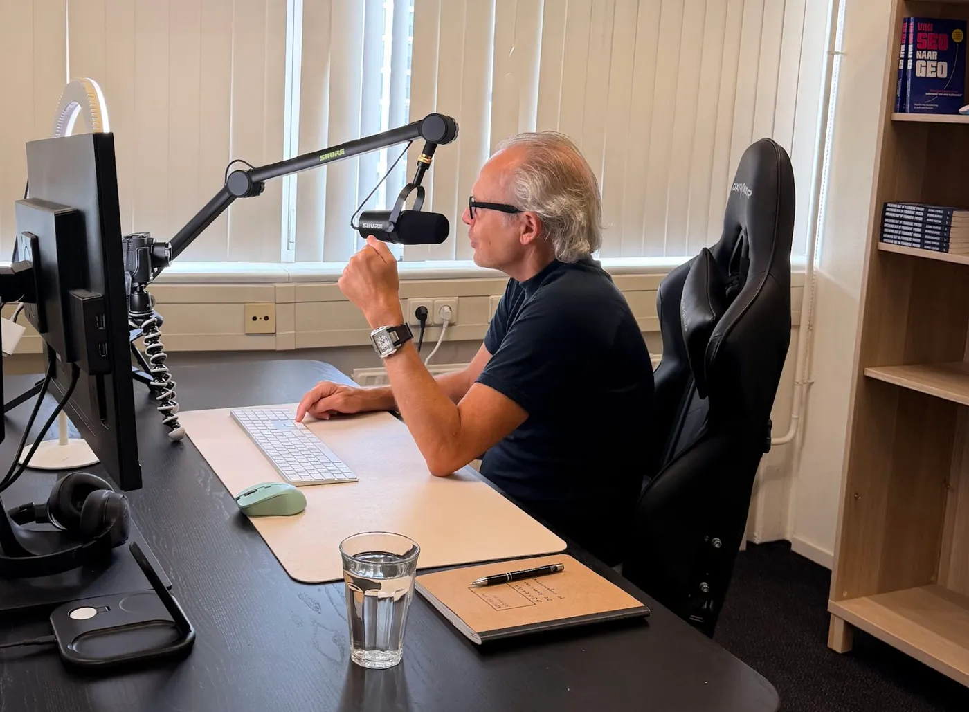 Martin van Kranenburg neemt aan zijn bureau de GEO E-learning op