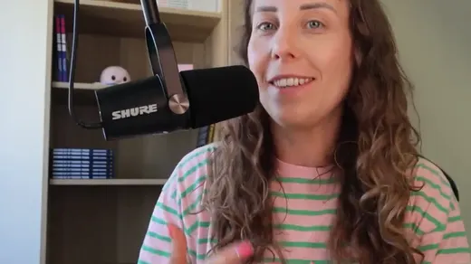 Maartje Daems in een videoles op de telefoon