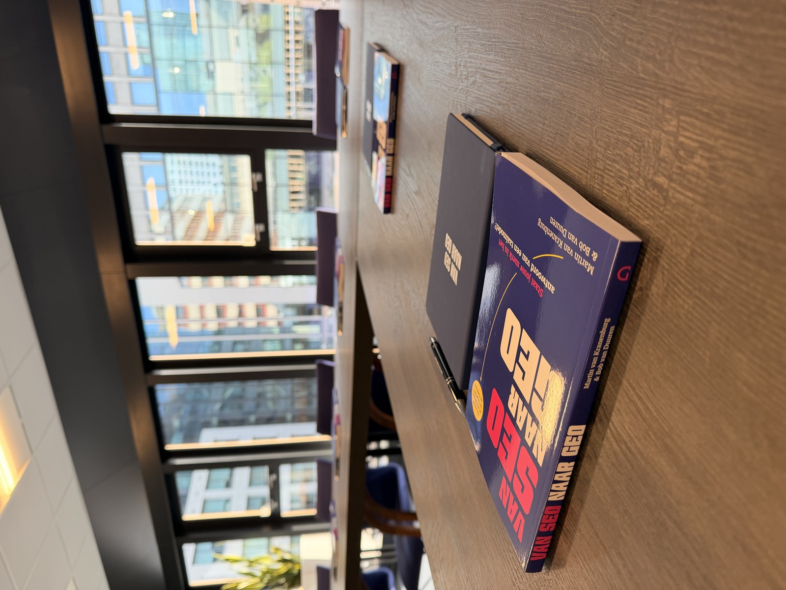 Workshopruimte in hartje Utrecht met het boek Van SEO naar GEO en werkmateriaal op tafel